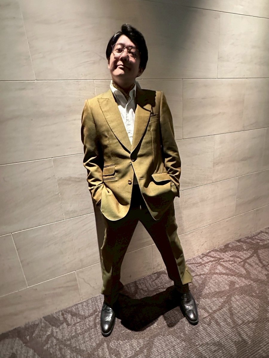 4/3公開の映画「黄金泥棒」の舞台挨拶でした！
六本木の超デカい映画館で大俳優の皆様に紛れてオドオドしていたのが私です！

ougondorobo.jp