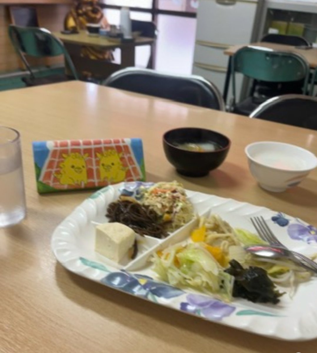 那覇を後する日は、在住時代に月2回は訪れていた壺屋の『金壺食堂』に！お店のメンバーも同じ😊店主さんの声も好き。気持ちは「ただいま」でした。
700円は良心的過ぎて心配になるくらいです。
ちまきも変わらないお味で美味しいです。