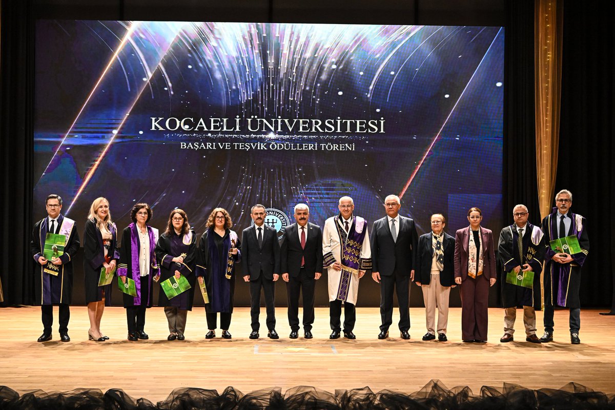 kou92official's tweet photo. Kocaeli Üniversitesi tarafından bu yıl ilk kez düzenlenen Başarı ve Teşvik Ödülleri Töreni, üniversitenin araştırma vizyonunu ve bilimsel üretim gücünü taçlandıran bir programla gerçekleştirildi 💫

🌐 https://t.co/PNKs0w72Z6 https://t.co/gTE9koGS6d