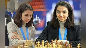 GustavoAdolf_'s tweet photo. Mis felicitaciones para la ajedrecista hispano-iraní Sarasadat Khademalsharieh, @saraakhadem conocida como Sara Khadem y para su marido, el cineasta Ardeshir Ahmad. Sara tuvo un gesto de desafío histórico en diciembre de 2022 al competir  SIN el velo islámico (hiyab) en el Mundial de Kazajistán 🇰🇿en apoyo a las protestas por la muerte de Mahsa Amini. Debido a una orden de arresto en su contra en Irán🇮🇷, se trasladó a España con su esposo y su hijo de 3 años. El Gobierno de España les otorgó la nacionalidad por carta de naturaleza por sus "circunstancias excepcionales".
En enero de 2026, Sara reafirmó su postura crítica hacia el régimen iraní, señalando que "el pueblo ha cumplido su parte" pero que la situación interna sigue siendo crítica. Su marido Ardeshir también ha enfrentado problemas con el régimen iraní; en el pasado fue encarcelado durante tres meses debido a un documental sobre el hip hop en Irán.
Sara se ha consolidado como una de las figuras más destacadas del ajedrez español y mundial. En enero de 2025, se proclamó subcampeona de Europa en el Campeonato Europeo Femenino de Ajedrez Rápido celebrado en Mónaco.
Valientes.