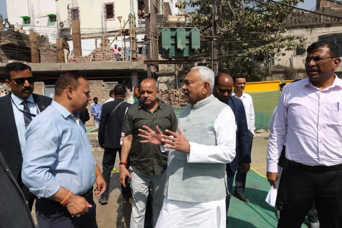 NitishKumar's tweet photo. आज पटना के सैदपुर एवं बाकरगंज में भूमिगत नाला एवं सड़क निर्माण कार्य का निरीक्षण किया तथा इस कार्य को शीघ्र पूरा करने का निर्देश दिया।
 
इसका निर्माण कार्य पूर्ण हो जाने से इन क्षेत्रों में जल निकासी की बेहतर सुविधा होगी और नाले के ऊपर सड़क बनने से इन क्षेत्रों में आवागमन और सुगम हो जाएगा तथा इससे शहर की सुंदरता भी बढ़ेगी।