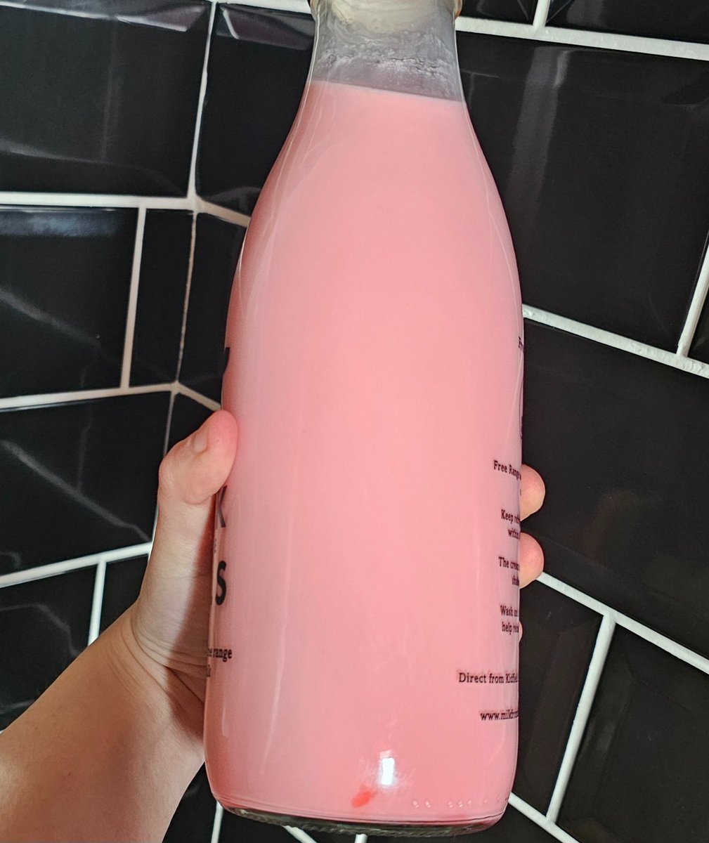 One of the staff at work convinced me to try think fresh flavoured milk vending machine near work.

I'm now telling my bf it's Satan's milk yum 😋