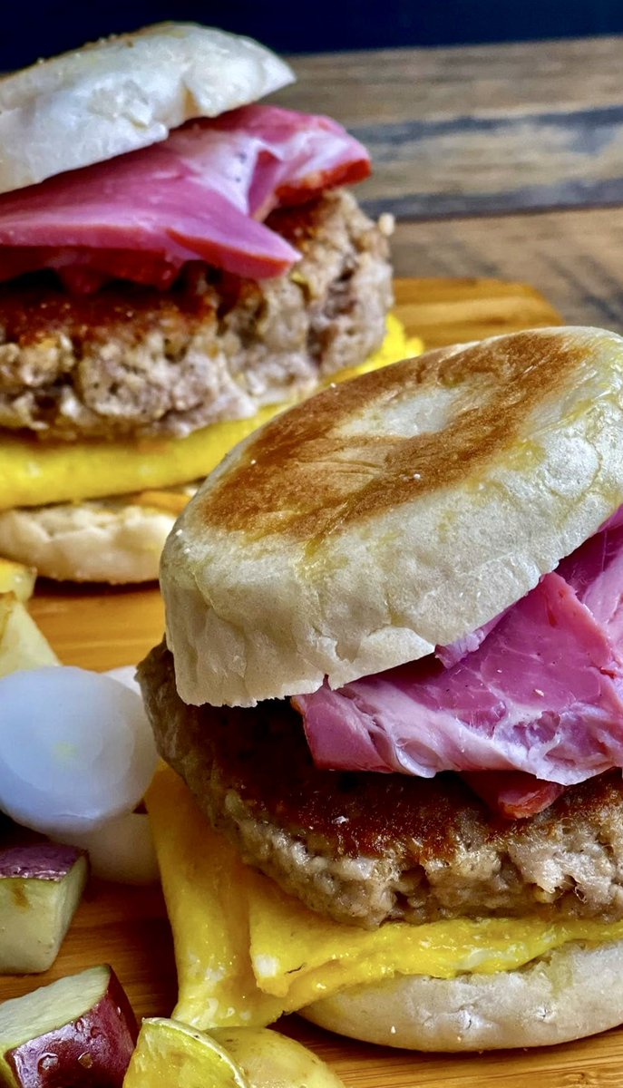 QCSausage's tweet photo. Monday Morning Protein Power💪
#mondaymorning #proteinpower #goetta #eggs #cottageham #powerup https://t.co/rIAgrK7Hrc
