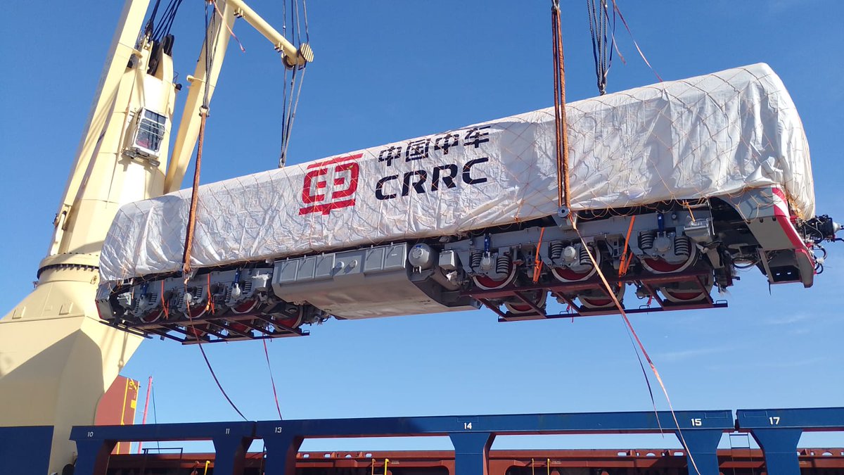 TraductorTeAma's tweet photo. 🚂🇦🇷GESTIÓN MILEI| Llegaron tres locomotoras CRRC nuevas para el Ferrocarril Gral. San Martín.

Las mismas fueron solicitadas en el expediente EX-2021-70638099--APN-SG#SOFSE con Alberto, pero Alberto nunca las pagó porque estaba más ocupado financiando shows de travestis. El Gobierno de Milei las pagó en 2025.

En breve estarán circulando las vías.

BUENOS DÍAS.