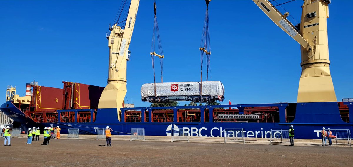 TraductorTeAma's tweet photo. 🚂🇦🇷GESTIÓN MILEI| Llegaron tres locomotoras CRRC nuevas para el Ferrocarril Gral. San Martín.

Las mismas fueron solicitadas en el expediente EX-2021-70638099--APN-SG#SOFSE con Alberto, pero Alberto nunca las pagó porque estaba más ocupado financiando shows de travestis. El Gobierno de Milei las pagó en 2025.

En breve estarán circulando las vías.

BUENOS DÍAS.