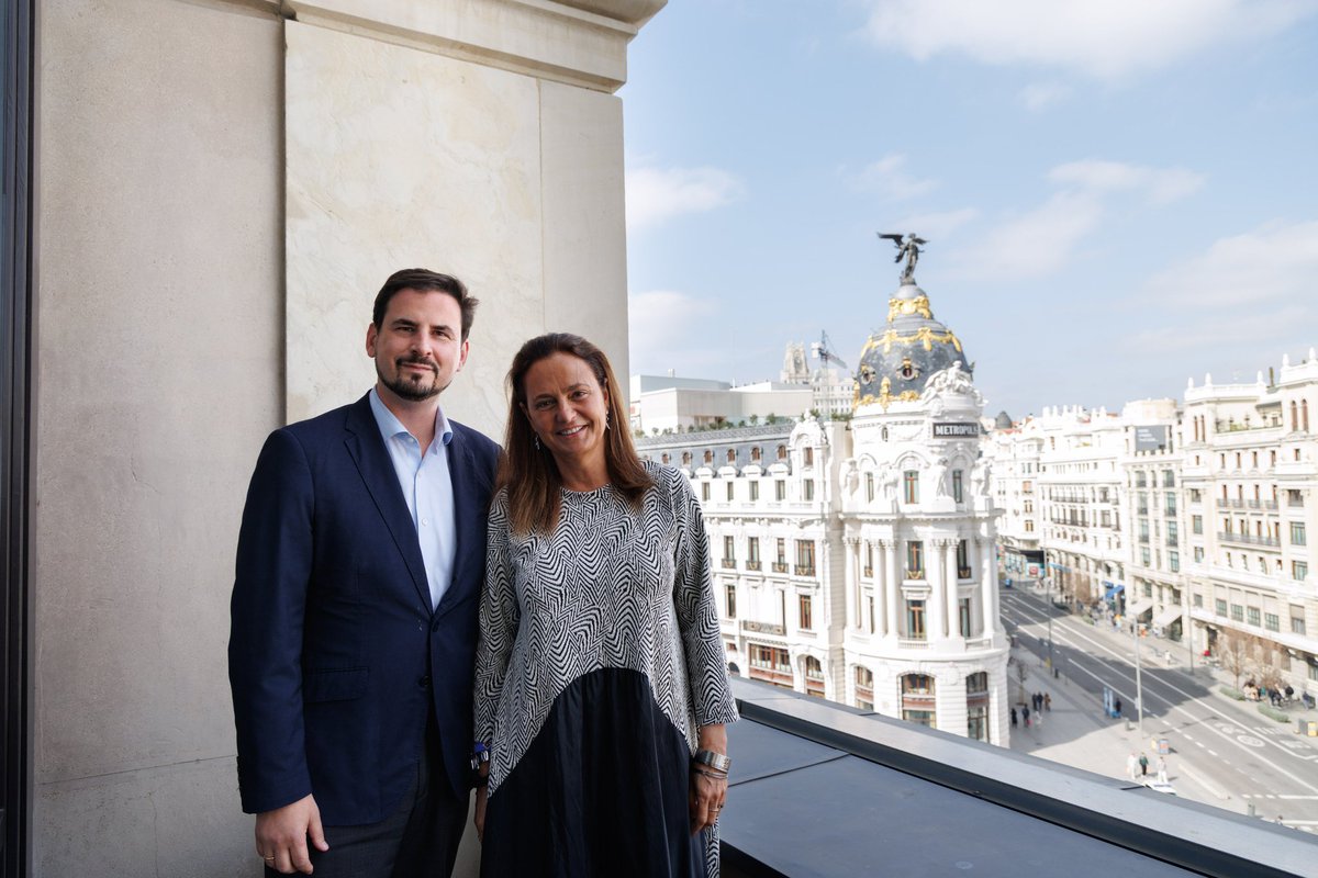 cbamadrid's tweet photo. Hoy damos un paso más en nuestro compromiso con la cultura y el futuro.
Mª Arantzazu Escalada (@Reale_Seguros) y @RoccoLozano (Círculo) firman un acuerdo para impulsar el #RefugioClimático de este verano y dos becas de @SURescuela.
Muchas gracias por vuestro apoyo. 🤍 https://t.co/aza0dm7MHd