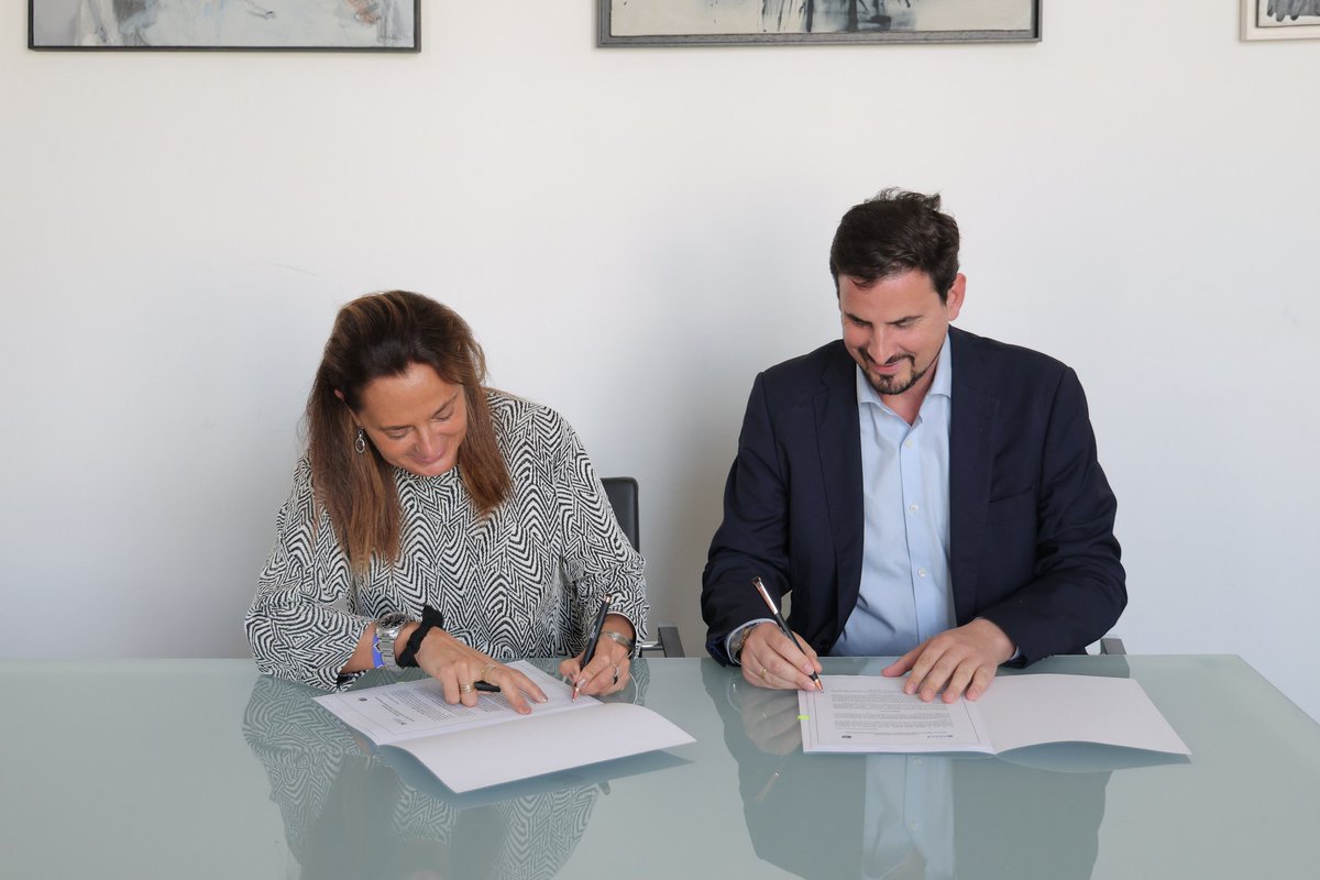 cbamadrid's tweet photo. Hoy damos un paso más en nuestro compromiso con la cultura y el futuro.
Mª Arantzazu Escalada (@Reale_Seguros) y @RoccoLozano (Círculo) firman un acuerdo para impulsar el #RefugioClimático de este verano y dos becas de @SURescuela.
Muchas gracias por vuestro apoyo. 🤍 https://t.co/aza0dm7MHd