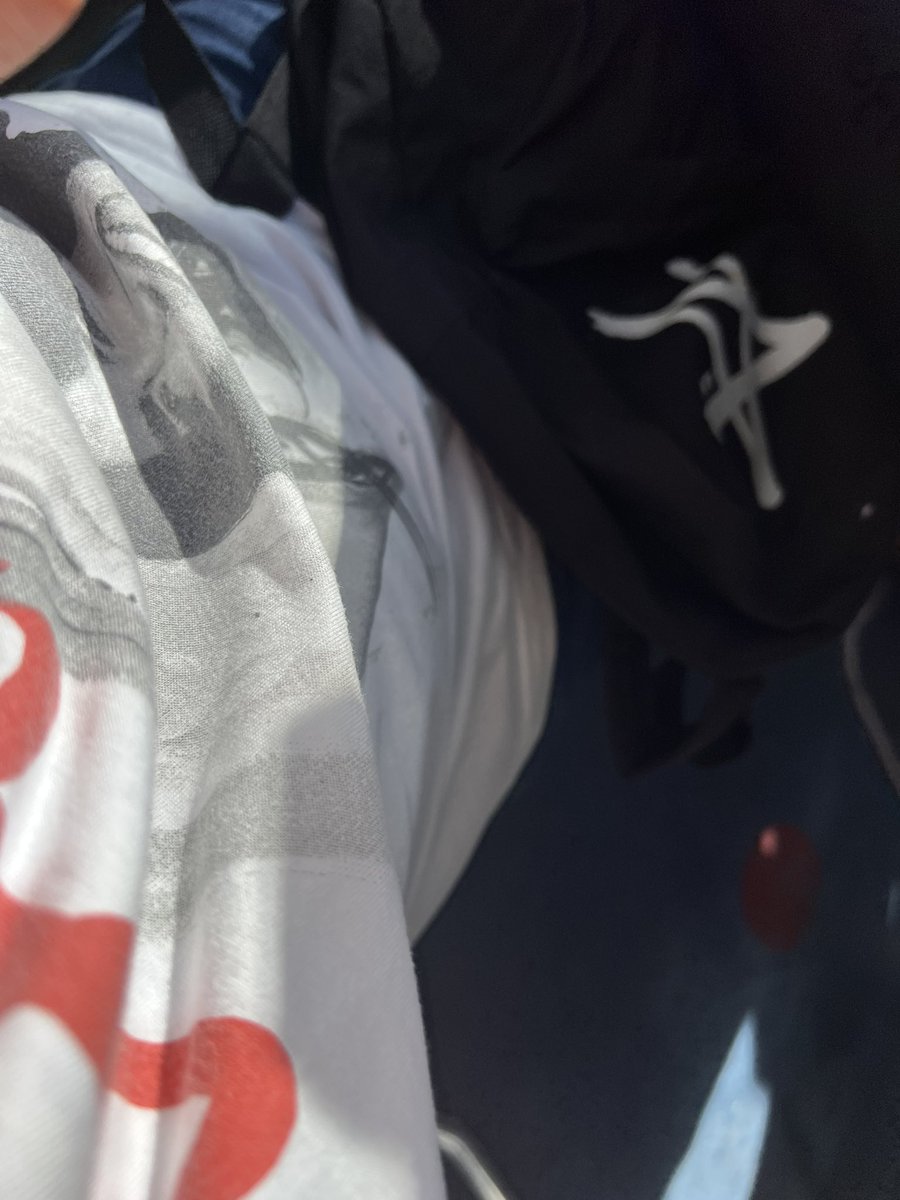 yo hoy decidi vestirme lalero.
remera y mochila jaje