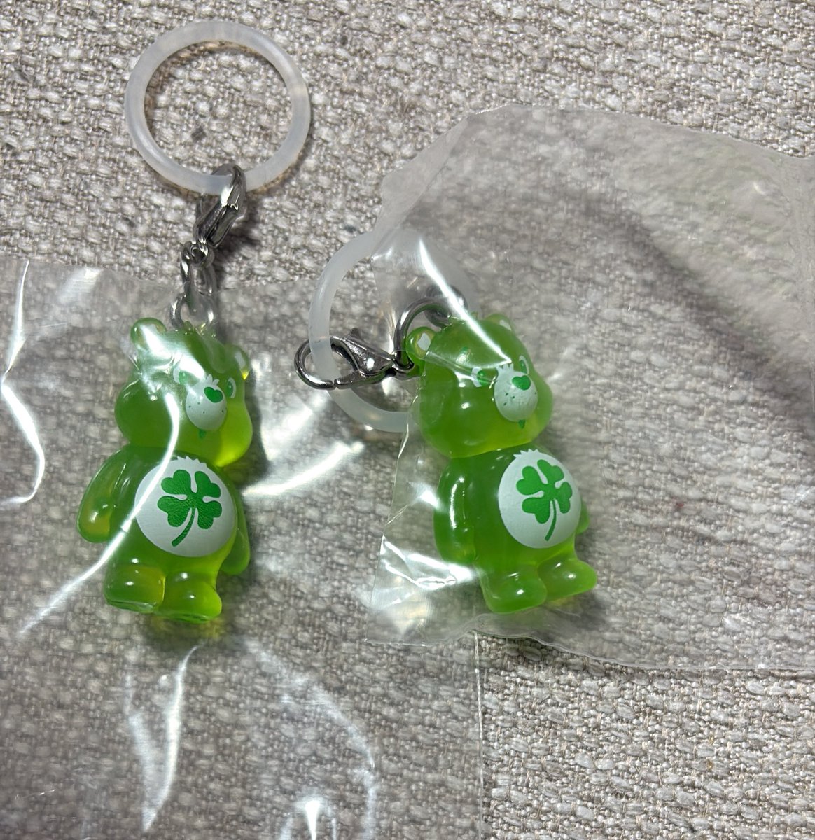 kimq78's tweet photo. ケアベア　めじるしアクセサリー　交換

譲　緑×2 

求　緑以外　(特にオレンジ)

郵送での交換希望です。条件合う方いましたらよろしくお願いします。 https://t.co/HzmKDratO5