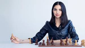 GustavoAdolf_'s tweet photo. Mis felicitaciones para la ajedrecista hispano-iraní Sarasadat Khademalsharieh, @saraakhadem conocida como Sara Khadem y para su marido, el cineasta Ardeshir Ahmad. Sara tuvo un gesto de desafío histórico en diciembre de 2022 al competir  SIN el velo islámico (hiyab) en el Mundial de Kazajistán 🇰🇿en apoyo a las protestas por la muerte de Mahsa Amini. Debido a una orden de arresto en su contra en Irán🇮🇷, se trasladó a España con su esposo y su hijo de 3 años. El Gobierno de España les otorgó la nacionalidad por carta de naturaleza por sus "circunstancias excepcionales".
En enero de 2026, Sara reafirmó su postura crítica hacia el régimen iraní, señalando que "el pueblo ha cumplido su parte" pero que la situación interna sigue siendo crítica. Su marido Ardeshir también ha enfrentado problemas con el régimen iraní; en el pasado fue encarcelado durante tres meses debido a un documental sobre el hip hop en Irán.
Sara se ha consolidado como una de las figuras más destacadas del ajedrez español y mundial. En enero de 2025, se proclamó subcampeona de Europa en el Campeonato Europeo Femenino de Ajedrez Rápido celebrado en Mónaco.
Valientes.