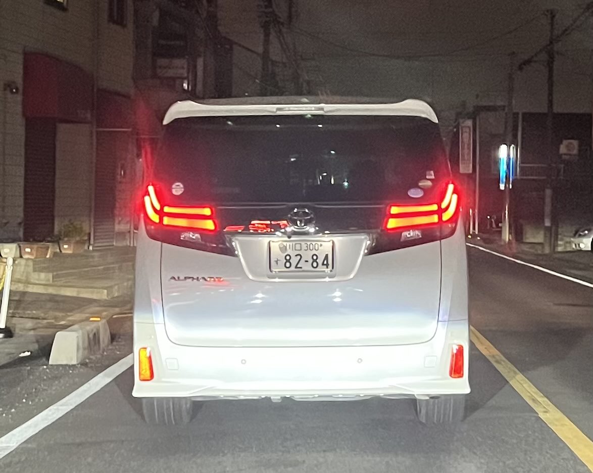 PhotoMK3's tweet photo. 道路にタバコのポイ捨て！
まだこんな奴いるんだな… https://t.co/sochsdckwE