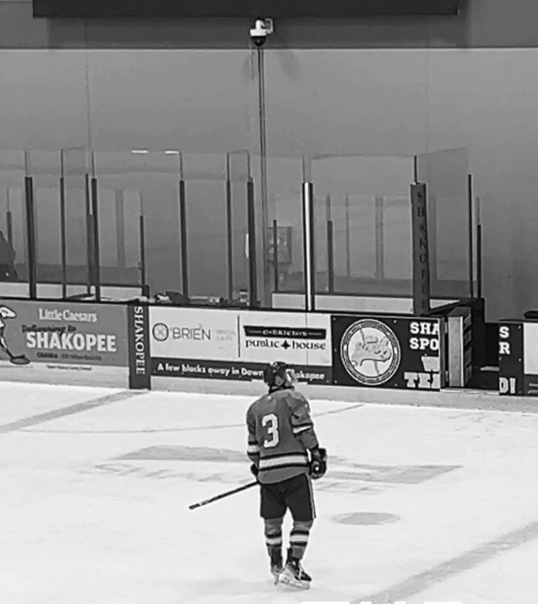 cgrochow's tweet photo. Wrapped up an amazing senior hockey season last night.  Such a great group of boys.  Proud of you @grochow_gavin!! https://t.co/spmLCtblJA