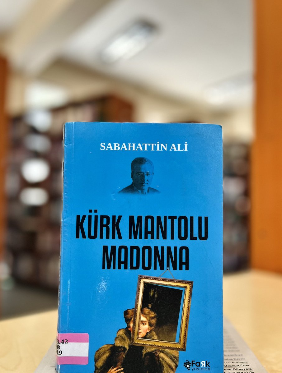 bitlisihk13's tweet photo. Haftanın Kitap Önerisi 📖

Kürk Mantolu Madonna - Sabahattin Ali

🔸Sabahattin Ali’nin Kürk Mantolu Madonna adlı ölümsüz eseri, hem derin duygusal anlatımı hem de toplumsal eleştirileriyle ön plana çıkar.

Peki, bu ince hacimli kitabın içinde nasıl bir devasa dünya saklı? https://t.co/hztZ4HQEx0