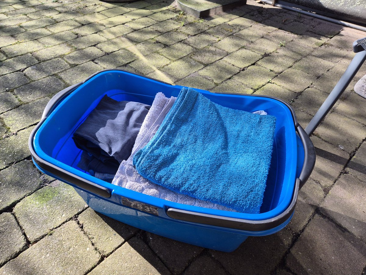 gerritwermink's tweet image. Wat nou vrouwen, mannen kunnen niks? 😉😉😅🌞🌞
#lente!! #onzeboerderij óók in het voorhuis 😂😂 #maandagwasdag