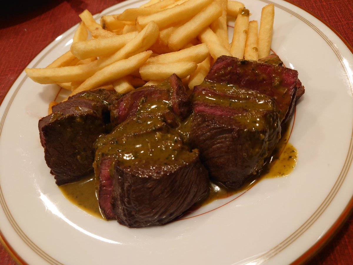 trip_PINA's tweet photo. 少し前に、マタギ東京に行ってきました。
人生初ジビエで熊と鹿を食べました。
鹿のステーキが柔らかく美味しかった！
いい経験になりました!🍖
そして、ゴールデンカムイの物がたくさん飾ってあったのですが、未履修で、申し訳ないです。
＃マタギ東京 https://t.co/LEgkMkZK49
