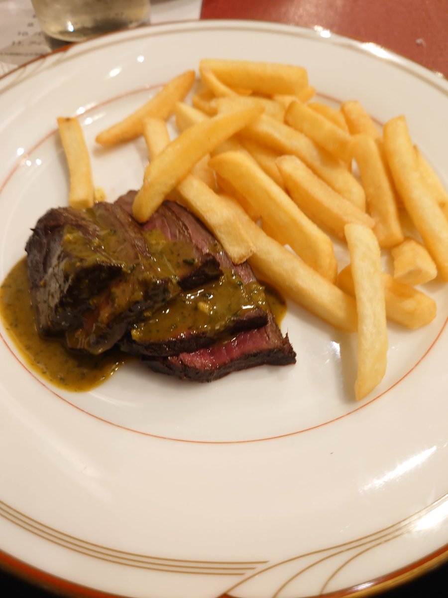 trip_PINA's tweet photo. 少し前に、マタギ東京に行ってきました。
人生初ジビエで熊と鹿を食べました。
鹿のステーキが柔らかく美味しかった！
いい経験になりました!🍖
そして、ゴールデンカムイの物がたくさん飾ってあったのですが、未履修で、申し訳ないです。
＃マタギ東京 https://t.co/LEgkMkZK49