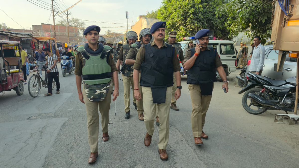 auraiyapolice's tweet photo. ⏭️होली एवं रमज़ान तथा आगामी त्यौहारों के दृष्टिगत पुलिस अधीक्षक औरैया व अपर पुलिस अधीक्षक औरैया तथा क्षेत्राधिकारी बिधूना द्वारा थाना बिधूना क्षेत्रान्तर्गत भारी संख्या मे पुलिस बल के साथ किया गया फ्लैग मार्च,
⏭️आमजन को सुरक्षा के प्रति किया आश्वस्त, दिये आवश्यक दिशा निर्देश-
#UPPolice