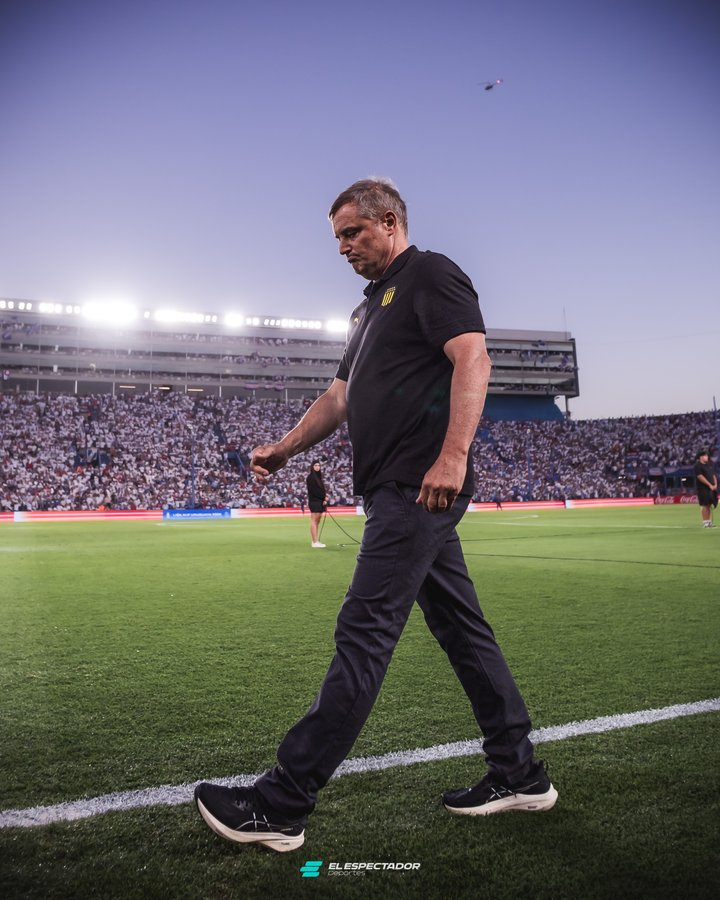 Buysan's tweet photo. 🗣 "Peñarol es históricamente así. ¿Cuándo Peñarol o el fútbol uruguayo conquistaron cosas sin jugar un fútbol de respuesta? El día que vea a Peñarol jugar como el Barcelona no voy a entender nada"

➡ Diego Aguirre en @elespectadoruy

📻 810 AM · 92.5 FM
▶️ https://t.co/7CZ1zblSKs