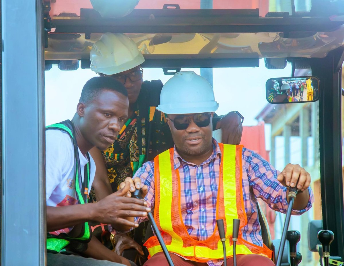 Kiss_Mequikk's tweet photo. Hon Felix Kwakye Ofosu, over the weekend cut sod for work to commence on the 12.1km Asebu to Brimsu road which goes through many communities in the Abura Asebu Kwamankese Constituency.
#ResettingGhana
#BuildingGhanaTogether https://t.co/MTWckDRjlD
