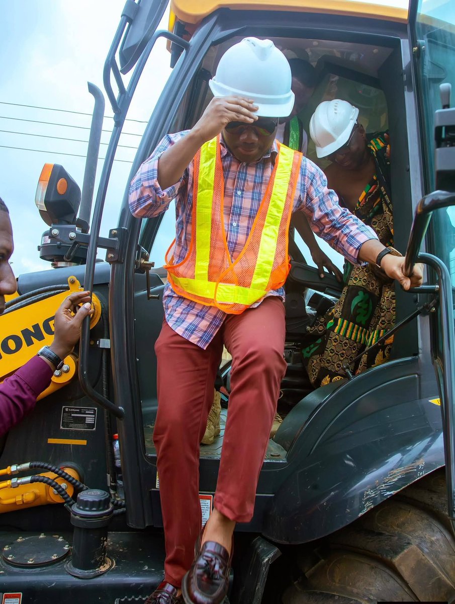 Kiss_Mequikk's tweet photo. Hon Felix Kwakye Ofosu, over the weekend cut sod for work to commence on the 12.1km Asebu to Brimsu road which goes through many communities in the Abura Asebu Kwamankese Constituency.
#ResettingGhana
#BuildingGhanaTogether https://t.co/MTWckDRjlD