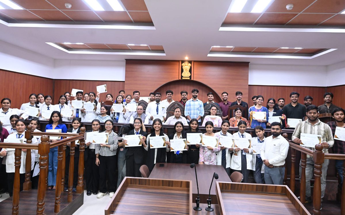 DRCPSINGH4's tweet photo. T. S.Mishra Law School में‘समकालीन कानून, समाज और शासन के मुद्दे’विषय पर अंतर्विभागीय निबंध लेखन प्रतियोगिता का सफल आयोजन।
विद्यार्थियों ने AI, डेटा गोपनीयता, एवं न्याय तक पहुँच जैसे विषयों पर गंभीर विचार प्रस्तुत किए।कार्यक्रम को प्रमुख समाचार पत्रों में भी स्थान प्राप्त हुआ। https://t.co/DLtd3On0c8