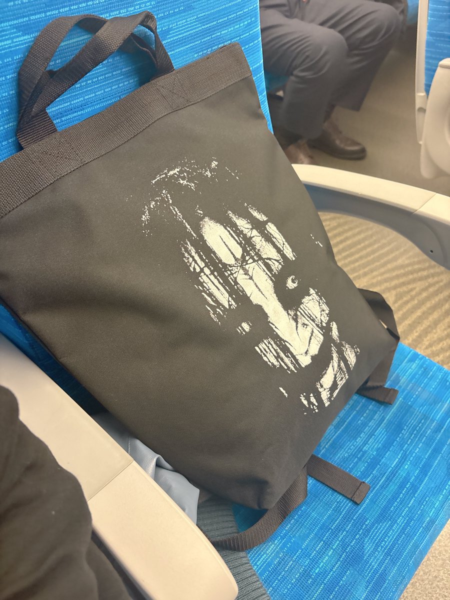 素敵な痛バをゲットしました
MacBookがぴったり！
これから通勤バッグにしよう！
これを背負ってバイク乗ってたら
すごく推しをアピールできるよね！
素敵！！
#direngrey
#kyo
#京虜