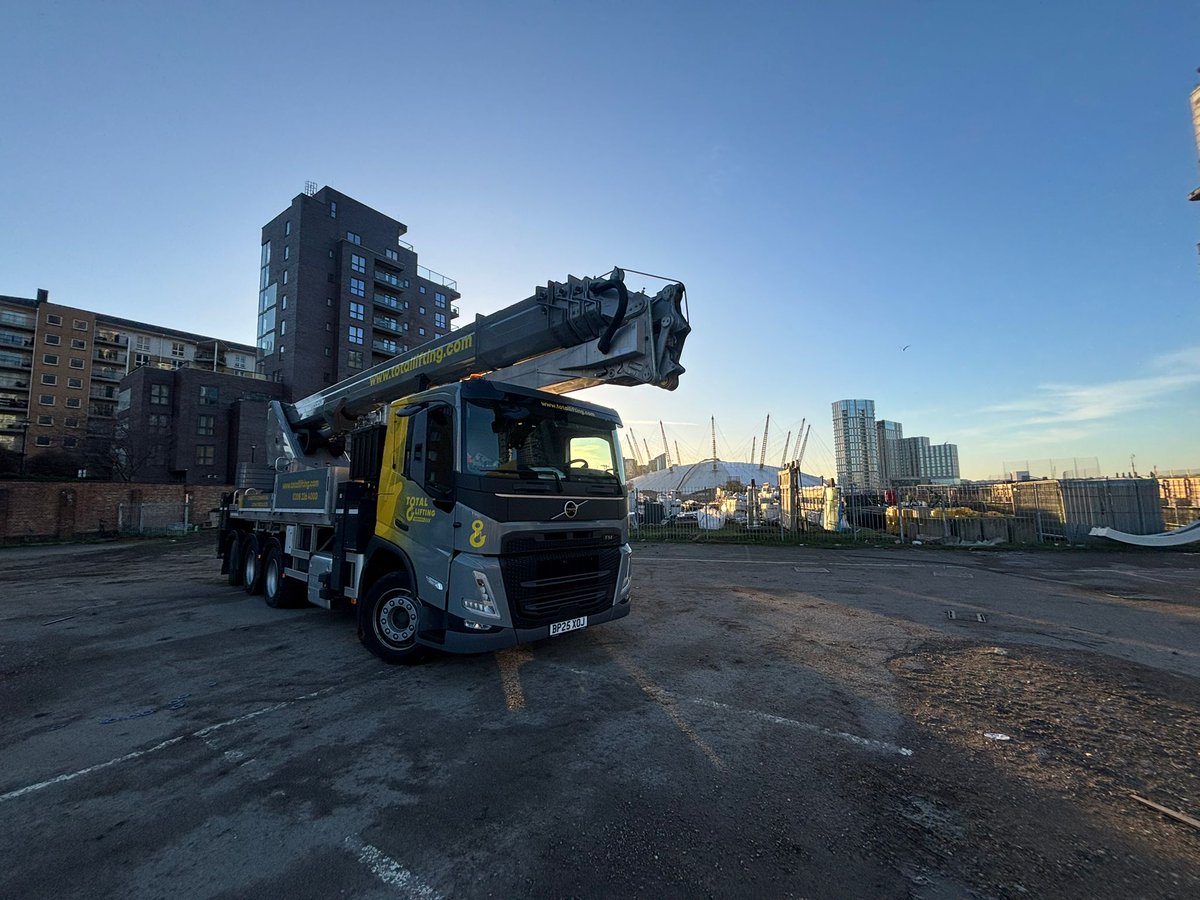 TotalLifting's tweet photo. The Bocker 52 has been out bright and early on a 10 day project in Canary Wharf with these fantastic views of South London. 

Now the tower cranes are off site, we have been lifting exterior cladding, wall panels and glass into place on these new flats to complete the project. https://t.co/IYZ7UhSUFQ