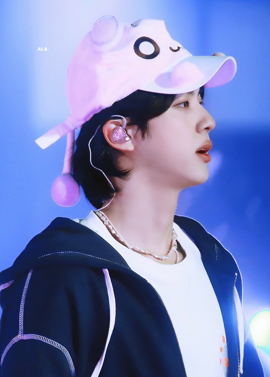 可愛いのか綺麗なのかどっちなのかなぁ💞 #BTSJIN #JIN