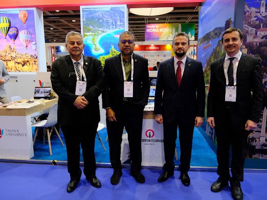 isteEduTr's tweet photo. Üniversitemiz uluslararası arenada! 🎓

Asya-Pasifik bölgesinin prestijli eğitim buluşması APAIE 2026'ya katıldık. Genel Koordinatörümüz Öğr. Gör. Ayhan Varol Bayer ve Dr. Murat Yurtlu, küresel vizyonumuz doğrultusunda yeni stratejik ortaklıklar için görüşmeler gerçekleştirdi. https://t.co/9iOhrcEOiW
