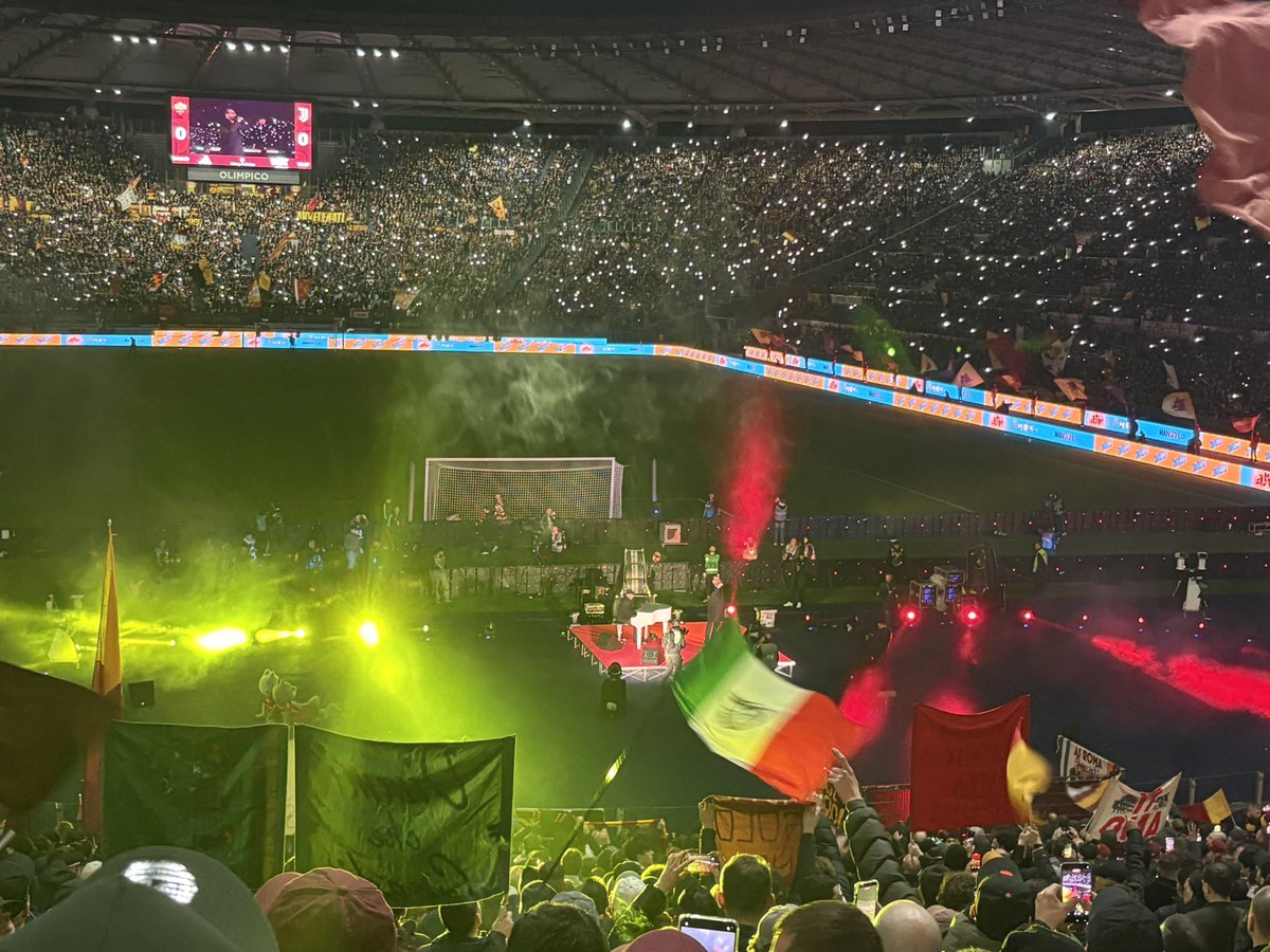 Il peggior lunedì da settembre, un rodimento di culo che metà basta, la sensazione di avere distrutto un sogno toccato con un dito. 
Leccarsi le ferite serve a guarire, ma non deve mai diventare una scusa per mollare. 
NESSUNO! 

FORZA GRANDE ROMA 💪🏻🟨🟥🐺