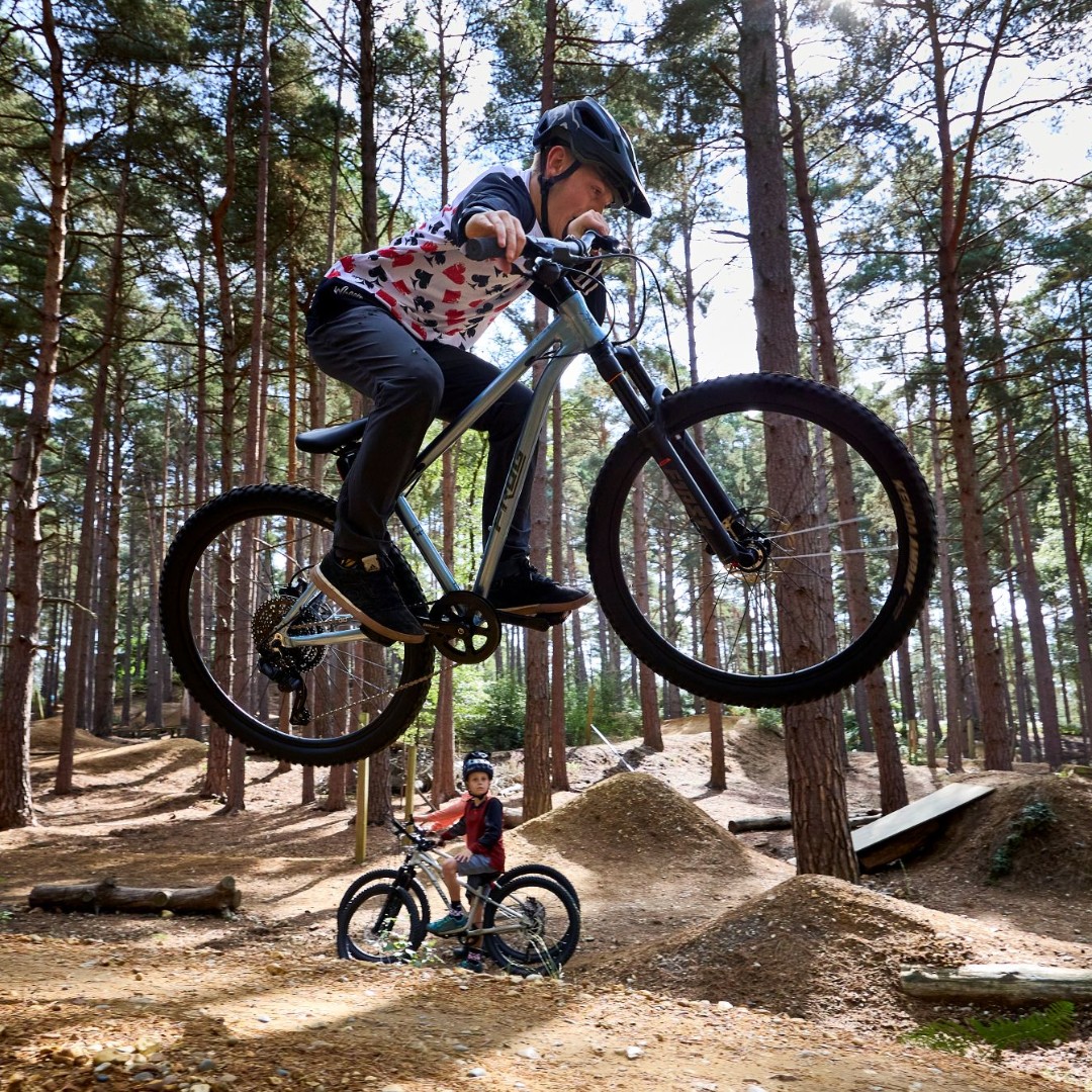 frogbikes's tweet image. Kids don’t just need a bike... 🚵‍♀️ they need a trail‑ready sidekick that builds confidence with every ride. Our MTB guide breaks down what really matters in a children’s mountain bike🤘

👉 ow.ly/pL1w50YmQmS

#FrogBikes #MTBs #KidsMTBs #MountainBikes #KidsMountainBikes