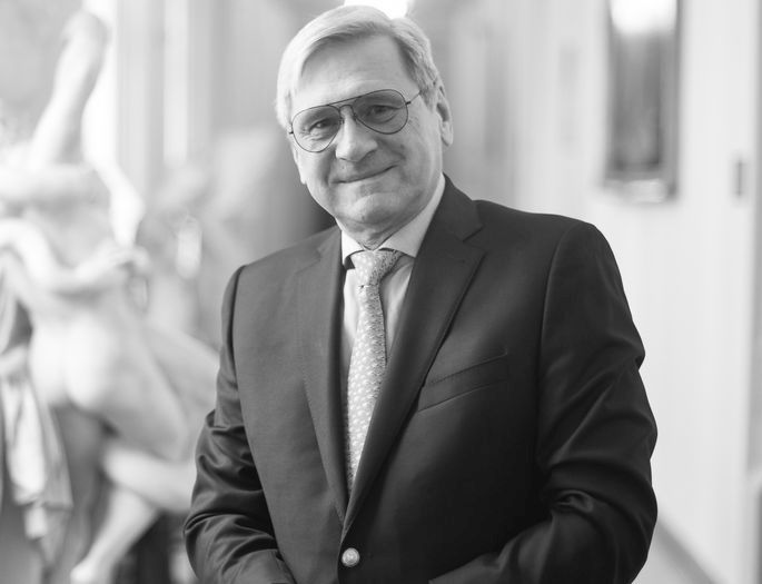 1 marca zmarł dr Jakub Górski, przewodniczący Rady Uczelni Uniwersytetu Jagiellońskiego na kadencję 2025-2028. Był również członkiem pierwszej i drugiej kadencji tego gremium w latach 2019-2020 i 2021-2024. Rodzinie i bliskim Zmarłego społeczność #UJ składa wyrazy współczucia.