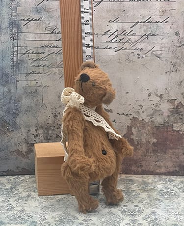 Bärino Bär Charles 12 cm Künstlerbär Charles – Bärenjunge mit Schal
Charles ist ein liebenswerter, von Hand gefertigter Bärenjunge mit sanftem Blick und zeitlosem Charme.
Sein weiches Fell und der zarte Schal verleihen ihm eine besonders warme und nosta...
tinyurl.com/227mdeeb