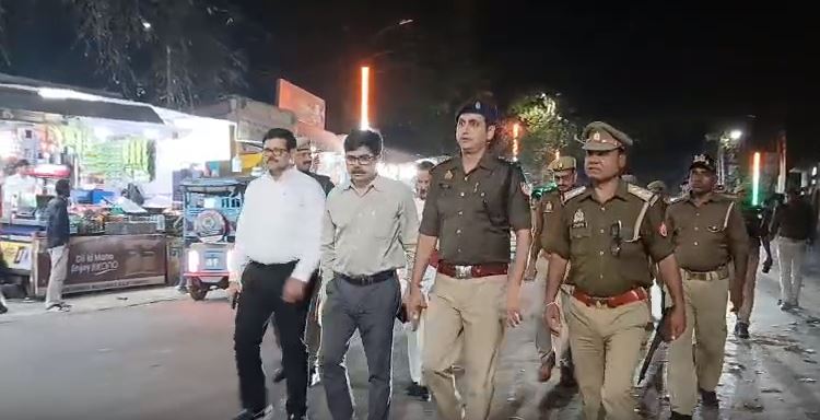 jmdnewsflash's tweet image. #BreakingNews | हमीरपुर में रमजान और होली के मद्देनज़र जिला प्रशासन ने पैदल गश्त की। सुरक्षा और शांति बनाए रखने की अपील, संदिग्ध वाहनों की जांच और यातायात नियमों का पालन सुनिश्चित किया गया। 

#Hamirpur #FestivalSafety #PolicePatrol #UPNews