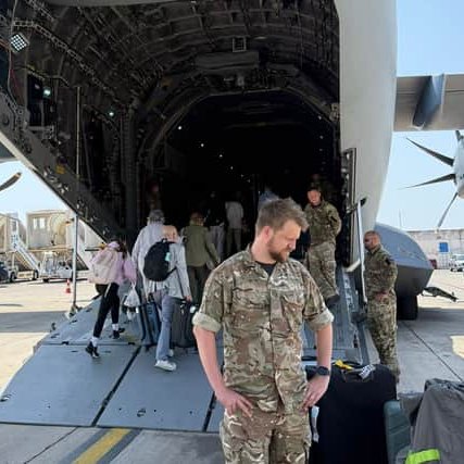 SVSNEWS_FRANCE's tweet photo. 🚨🇬🇧 URGENT : 

Le Royaume-Uni évacue en urgence les familles du personnel de la base aérienne d’Akrotiri à Chypre après qu’elle a été visée par l’Iran hier. https://t.co/Fucwi63wg4