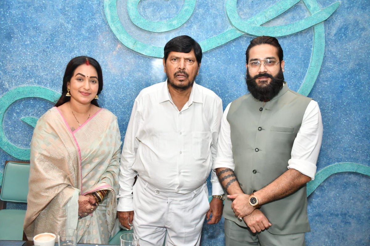 RamdasAthawale's tweet photo. मेरे प्रिय मित्र एवं महाराष्ट्र महिला सचिव, रिपब्लिकन पार्टी ऑफ इंडिया की आदरणीय संगिता कपूर जी के जीवनसाथी, संवेदनशील एवं प्रतिष्ठित मुंबई के व्यवसायी श्री गौरव शर्मा जी को जन्मदिन के इस पावन अवसर पर मेरी ओर से ढेरों शुभकामनाएं।@Sango0709 https://t.co/Vanjzwdnuq