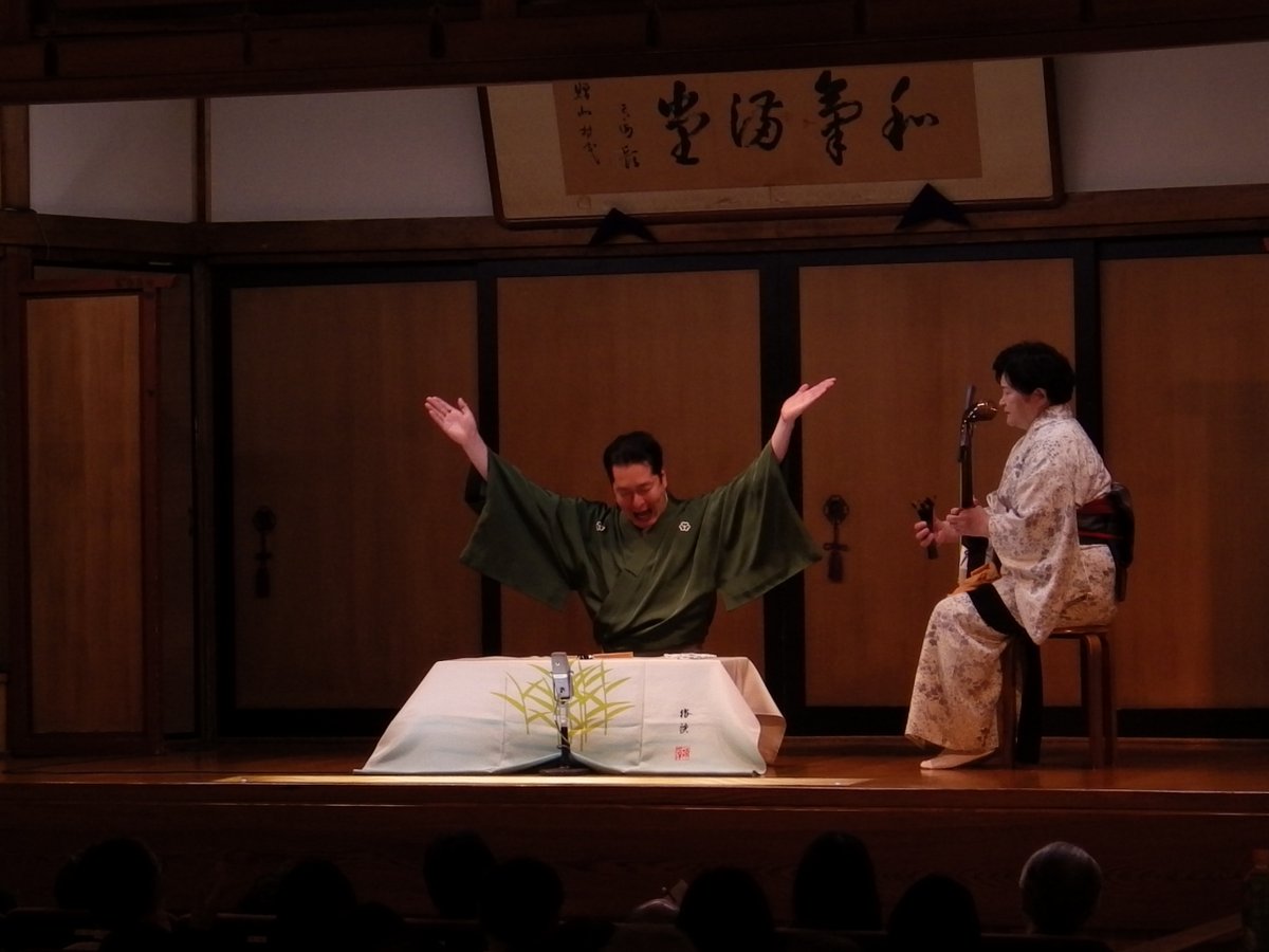 このたび、
令和7年度（第76回）芸術選奨　大衆芸能部門　文部科学大臣新人賞を受賞いたしました。

受賞の知らせを受けたとき、
木馬亭楽屋口の路地で、ひとり歓喜の声をあげました。

受賞理由は、
「昨年の新宿末廣亭1月下席・主任興行の成果」
となっており、