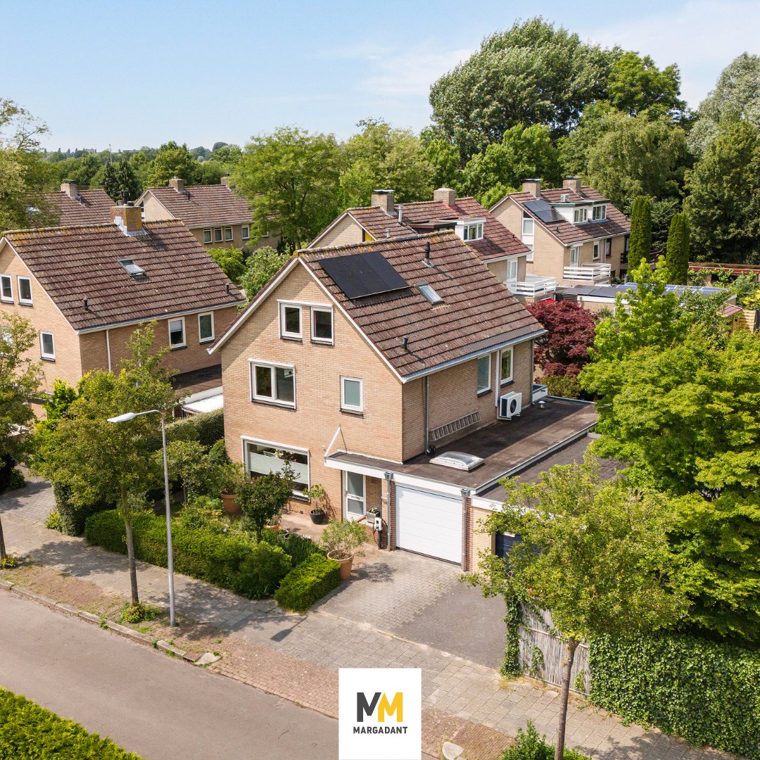 Royaal herenhuis met maar liefst 6 slaapkamers en aangebouwde garage! POTMARGE16.NL   

Op zoek naar ruimte, rust én natuur om de hoek? Dit riante herenhuis ligt aan de rand van de geliefde wijk Aa-landen. Te koop | vraagprijs: € 729.500,- k.k.  

#WoningTeKoop #Wonen