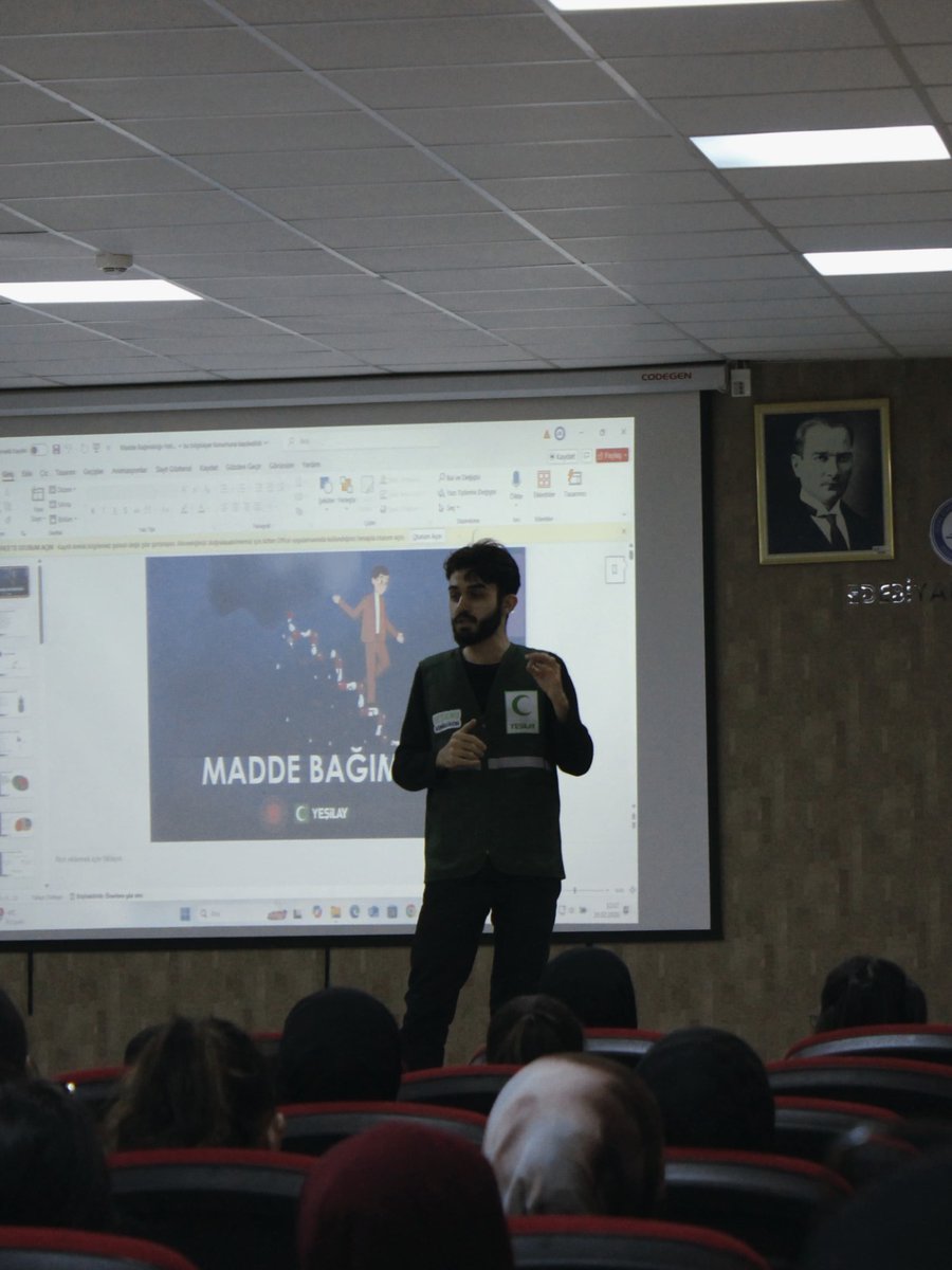 cumunivkurumsal's tweet photo. 📌 Üniversitemizde TBM Akran Eğitimi Kapsamında Madde ve Alkol Bağımlılığı Eğitimi

Sivas Cumhuriyet Üniversitesi bünyesinde faaliyet gösteren Genç Yeşilay Kulübü ile Sosyal Hizmet Kulübü iş birliğinde, Türkiye Yeşilay Cemiyeti tarafından yürütülen Türkiye Bağımlılıkla Mücadele (TBM) Akran Eğitimi programı kapsamında “Madde ve Alkol Bağımlılığı” konulu eğitim gerçekleştirildi.

Gençlerin bağımlılıkla mücadele konusunda bilinçlendirilmesi, farkındalık düzeylerinin artırılması ve sağlıklı yaşam kültürünün güçlendirilmesi amacıyla düzenlenen eğitim, Genç Yeşilay Kulübü Başkanı Enes Mert Halaç tarafından verildi. Programda; madde ve alkol bağımlılığının bireysel ve toplumsal etkileri, risk faktörleri, korunma yolları ve akran desteğinin önemi kapsamlı şekilde ele alındı.

Eğitim süresince katılımcılarla interaktif bir iletişim kurulurken, özellikle üniversite gençliğinin bağımlılıkla mücadelede üstlenebileceği sorumluluklara dikkat çekildi. Akran eğitimi modelinin, gençler arasında doğru bilginin yaygınlaştırılmasında etkili bir yöntem olduğu vurgulandı.

Programa akademik destek sağlayan Dr. Öğr. Üyesi Furkan Arı’ya katkılarından dolayı teşekkür edilirken, Sosyal Hizmet Bölümü öğrencilerine gösterdikleri duyarlılık ve yoğun ilgiden ötürü memnuniyet ifade edildi.

Bağımlılıkla mücadelede bilinçli gençlik, güçlü toplum anlayışıyla üniversitemizde yürütülen çalışmalar kararlılıkla devam edecektir.