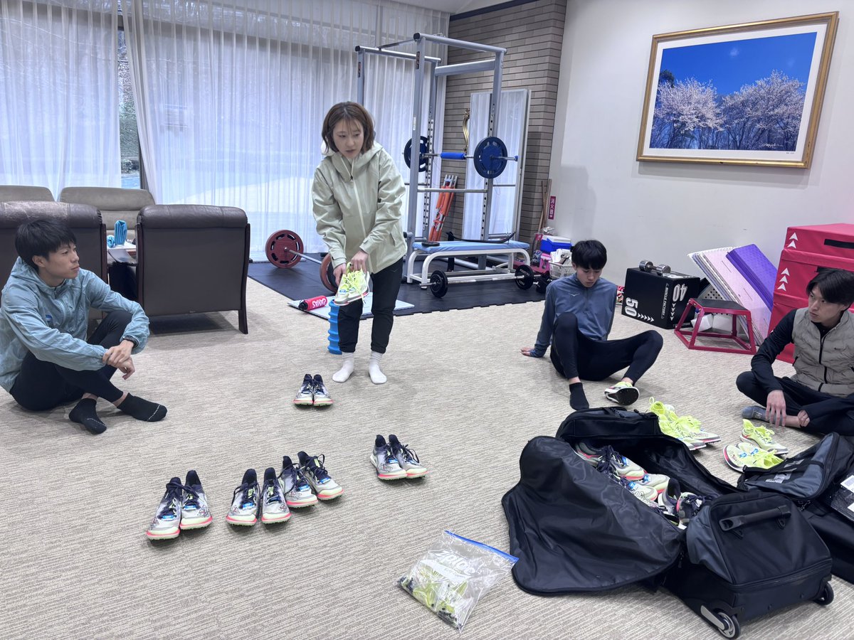 本日はHOKAの新作スパイクのレクチャーと試着会を実施。 脚を入れた