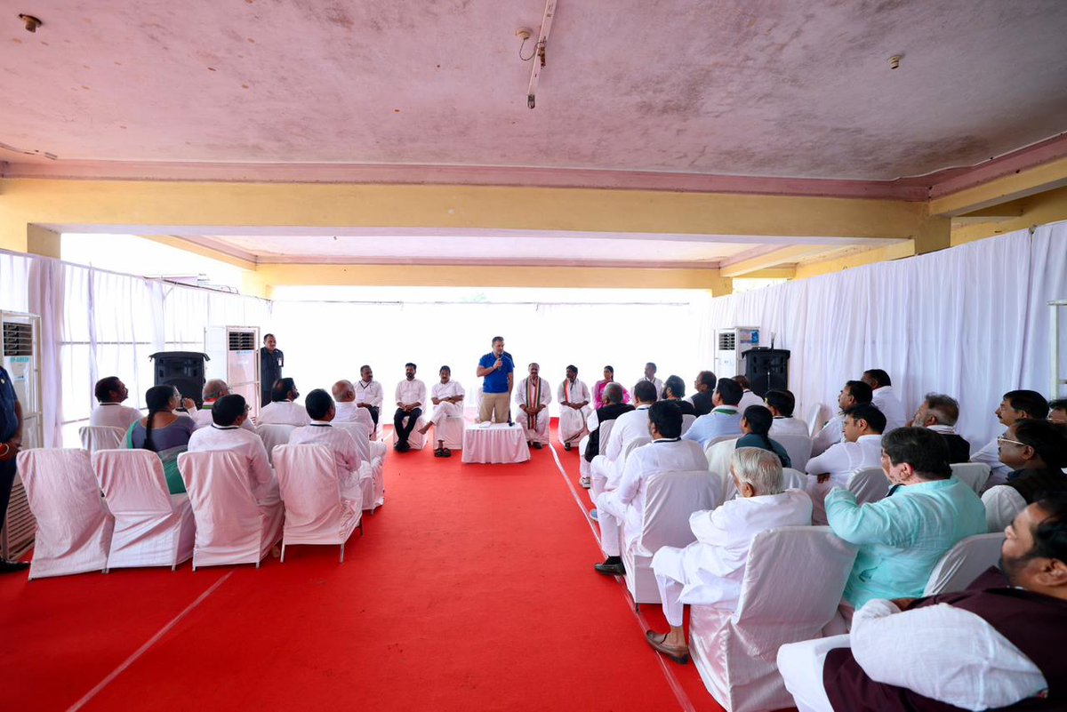 airnews_hyd's tweet image. వికారాబాద్ అనంతగిరిలో ఏపీ, తెలంగాణ డీసీసీ అధ్యక్షుల శిక్షణా తరగతుల ముగింపు కార్యక్రమంలో కాంగ్రెస్ అగ్రనేత @RahulGandhi పాల్గొన్నారు. పార్టీ బలోపేతం, భవిష్యత్ కార్యాచరణపై ఇరు రాష్ట్రాల నాయకులకు దిశానిర్దేశం చేశారు.
#RahulGandhi #RevanthReddy #Vikarabad #CongressTrainingCamp