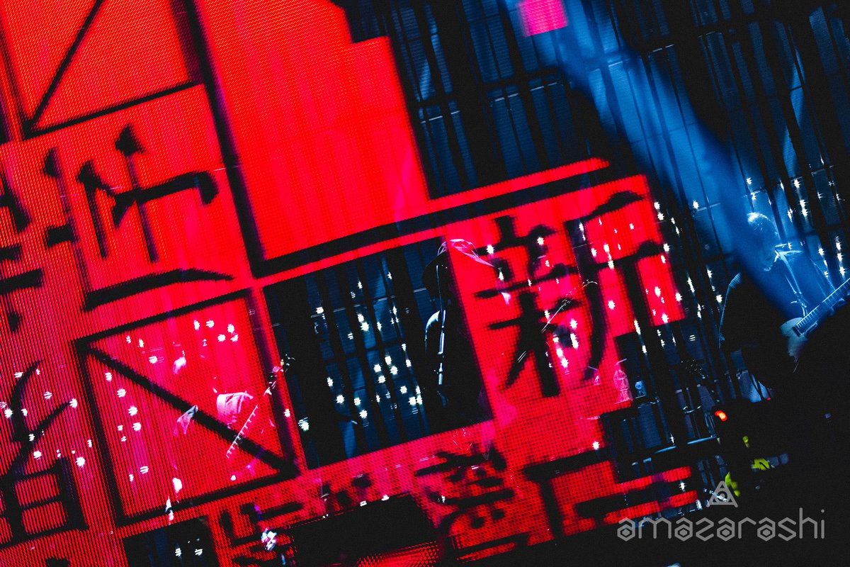 15年間一度も顔出ししてないアーティストがいますが……

amazarashiって言うんですけど…