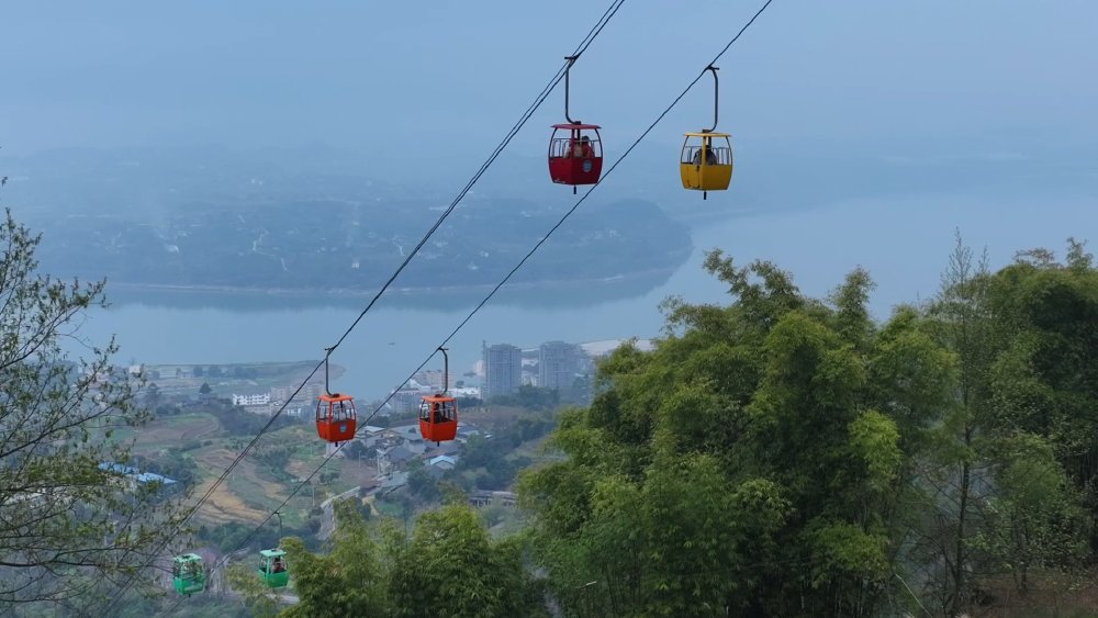 ChongqingFuling's tweet image. Spring, seen from above. 🌿🚡
🌸At Meixin Red Wine Town in Fuling, visitors ride the cable car above fields of blooming rapeseed flowers, with the Yangtze River stretching beyond.
#Fuling #Chongqing #China