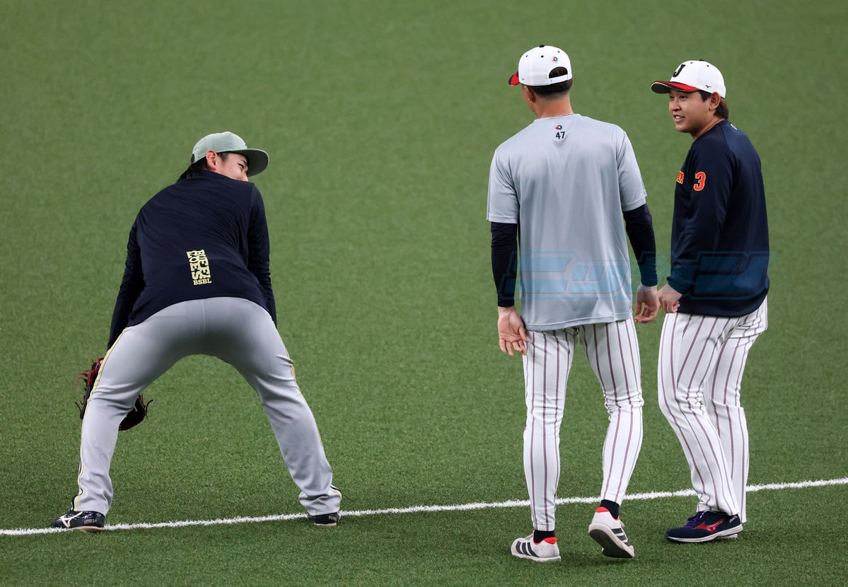 侍ジャパン】 宮城大弥投手はオリックス紅林弘太郎選手（左）と談笑中