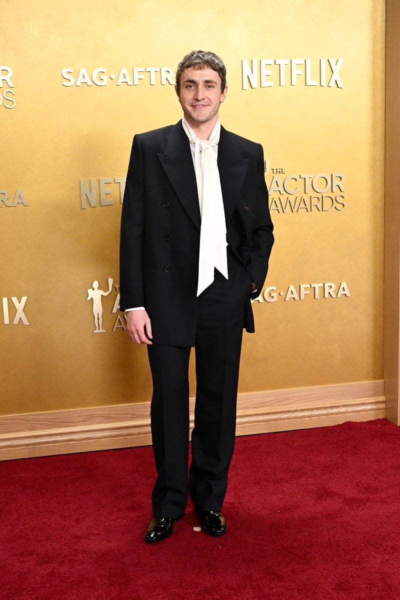 HELLOmagIndia's tweet image. Our picks for the #bestdressed #celebrities lighting up the 2026 #ActorAwards #redcarpet. Read more: shorturl.at/AZ4Ch #HELLOIndia #HELLOMagazine @theactorawards @mindykaling