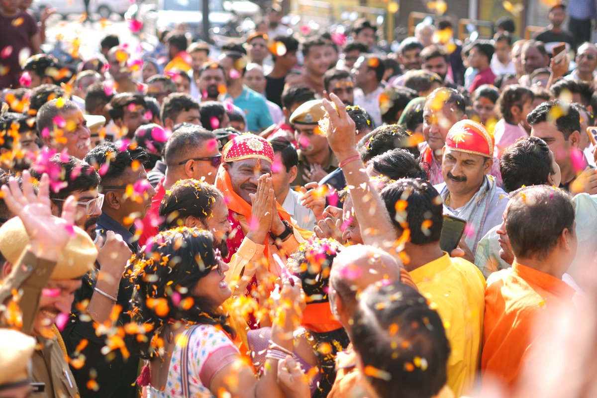 ombirlakota's tweet photo. कोटा में आयोजित बृज फागोत्सव और संकीर्तन कार्यक्रम में शामिल होकर प्रभु भक्ति का सुखद अनुभव प्राप्त हुआ। तलवंडी स्थित राधा-कृष्ण मंदिर में ठाकुरजी की पूजा-अर्चना कर क्षेत्रवासियों के खुशहाली की कामना की। भजन और संकीर्तन के बीच पूरा वातावरण भक्ति और श्रद्धा से भरा हुआ था। श्रद्धालुओं का उत्साह और आस्था देख मन प्रसन्न हो गया। ऐसे आयोजन हमारी परंपराओं को जीवित रखते हैं और समाज को जोड़ते हैं। प्रभु का स्मरण मन को शांति और नई ऊर्जा देता है। सभी श्रद्धालुओं और क्षेत्र के मेरे परिवारजनों को फागोत्सव की हार्दिक शुभकामनाएँ। राधा-कृष्ण की कृपा हम सब पर बनी रहे।

#kota
#Fhagotsav