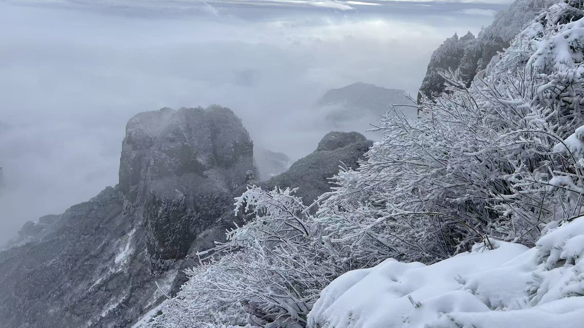 THICC520's tweet photo. Wangmangling's majestic snowscape: fog-enshrouded peaks and snow-capped mountains create a winter wonderland. #Jincheng https://t.co/wmWEwWSOAQ