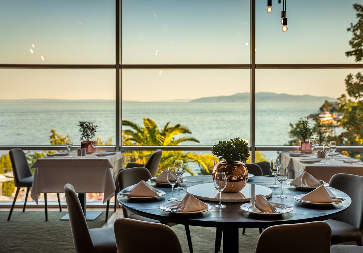 LiburniaHotels's tweet photo. An ambiance that blends impeccable interior design with a harmonious fusion of traditional and modern cuisine - at Hotel Ambasador, indulge in a superb dining experience where every dish reflects a true level of passionate dedication and expertise. https://t.co/ZW78mayYZd