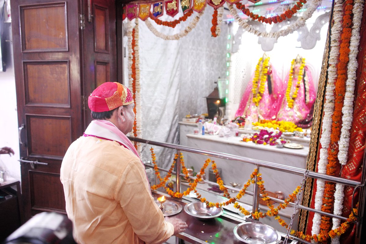 ombirlakota's tweet photo. कोटा में आयोजित बृज फागोत्सव और संकीर्तन कार्यक्रम में शामिल होकर प्रभु भक्ति का सुखद अनुभव प्राप्त हुआ। तलवंडी स्थित राधा-कृष्ण मंदिर में ठाकुरजी की पूजा-अर्चना कर क्षेत्रवासियों के खुशहाली की कामना की। भजन और संकीर्तन के बीच पूरा वातावरण भक्ति और श्रद्धा से भरा हुआ था। श्रद्धालुओं का उत्साह और आस्था देख मन प्रसन्न हो गया। ऐसे आयोजन हमारी परंपराओं को जीवित रखते हैं और समाज को जोड़ते हैं। प्रभु का स्मरण मन को शांति और नई ऊर्जा देता है। सभी श्रद्धालुओं और क्षेत्र के मेरे परिवारजनों को फागोत्सव की हार्दिक शुभकामनाएँ। राधा-कृष्ण की कृपा हम सब पर बनी रहे।

#kota
#Fhagotsav