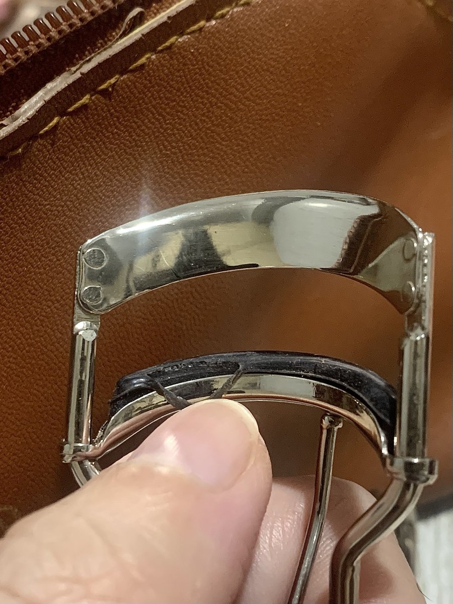 hello_ra_'s tweet photo. Glamfix eyelash curler have been gradually giving an area of my lashes a trim, took a year of using it go notice 👁️👄👁️ 

You can tell which part of my lashes were trimmed off based on the rubber damage 🙃 https://t.co/9NDJdBAcoO